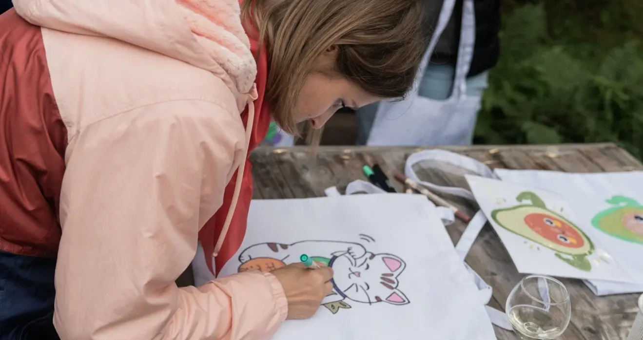 Мастер-класс по росписи одежды в программе тимбилдинга для R-Keeper