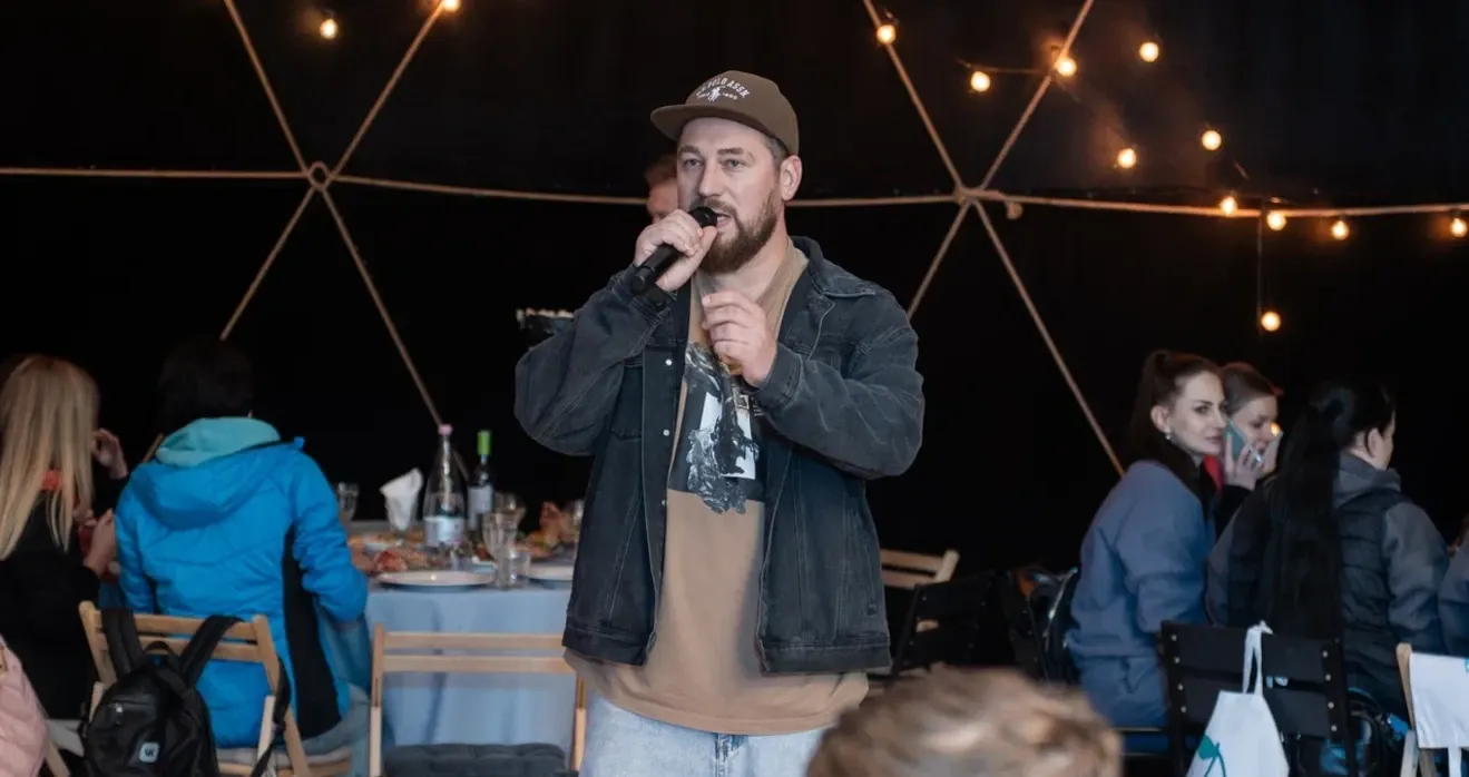 Вечерний банкет в шатре на берегу реки в Подмосковье