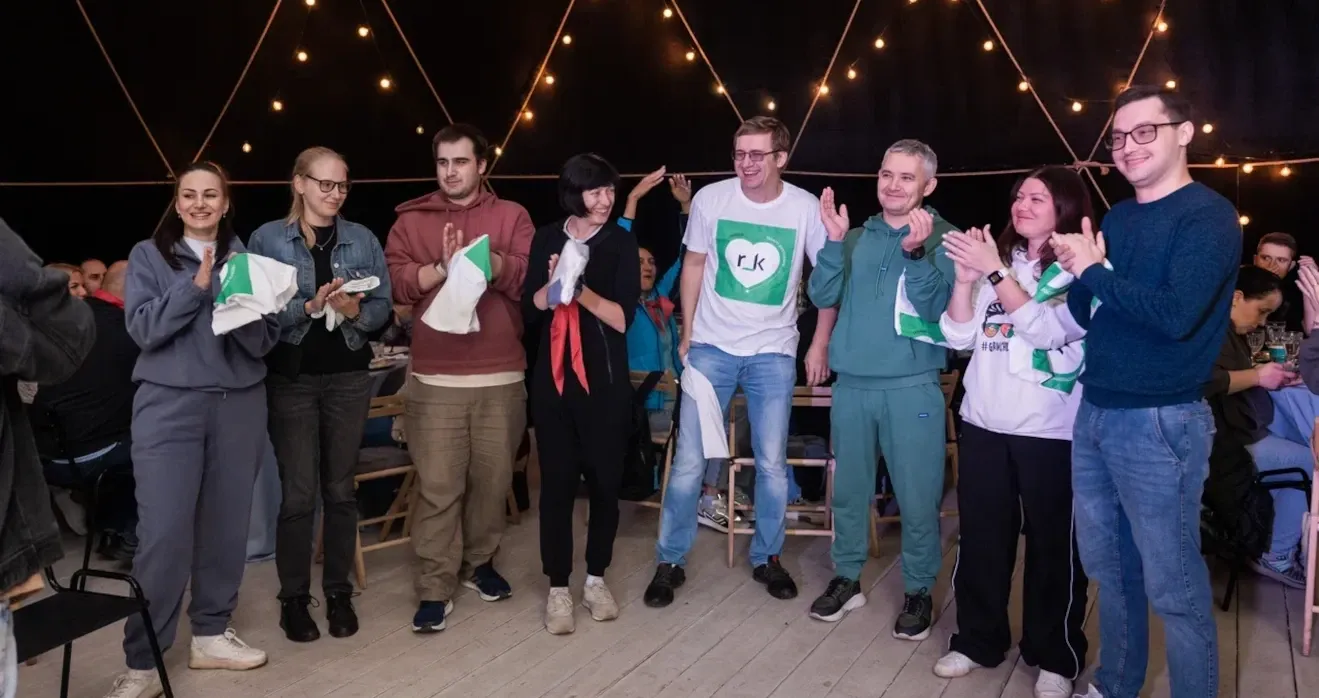 Награждение участников тимбилдинга за достижения на этапах верёвочного курса