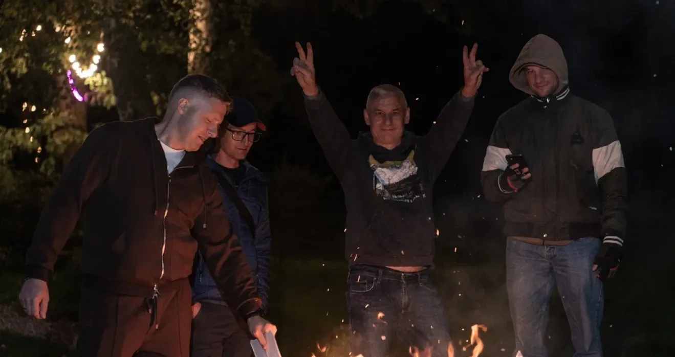 Дружеские беседы у костра в рамках летнего тимбилдинга для R-Keeper