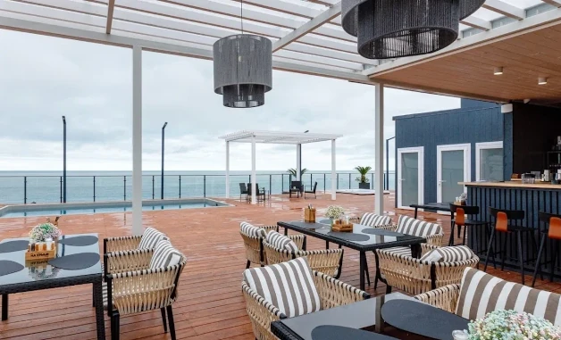 Бар на крыше отеля Grace Лазурь для стилизованных вечеринок в Сочи