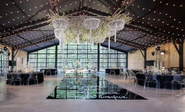 Закажите вечеринку на большой веранде загородного комплекса HIDE в Подмосковье